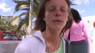 Duennes Sexy Teenie auf Mallorca pinkelt auf der Finca