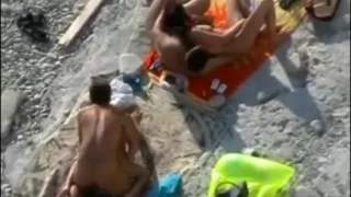 dwie pary na plazy w Kroatien