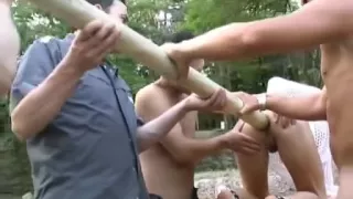 Milf kriegt es mit ein pfahl besorgt