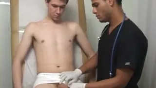 Ärzte untersuchen junge Männer Penis schwul Stripping