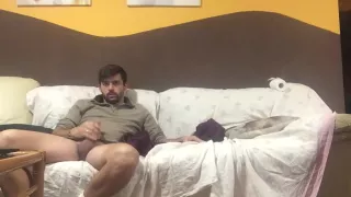 A mi marido le encanta ponerse cachondo con mis tetas y luego meté_rmela hasta el fondo