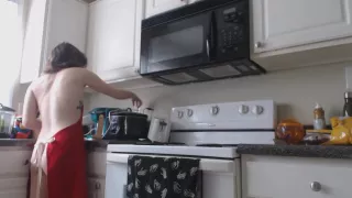 Nymphomanin küsst enge Muschi mit Vibrator, während sie auf dem Tresen reitet