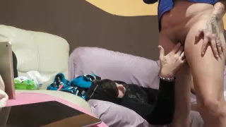 me mete los dedos en el coñ_o y luego su polla hasta bañ_arme en leche