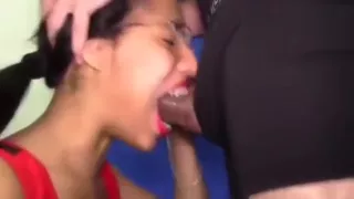 Colocando uma estudante de 18 anos para chupar meu pau at&eacute_ o talo