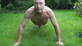 Nackedei wichst im Garten 15