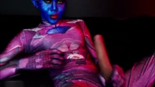 Monster Schwanz Shemale in Avatar Make-up