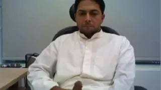 Geiler kuwaitischer Kerl bei der Arbeit