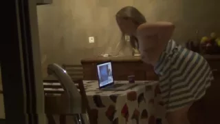 La camera cache avec le voyeur devant mum cuisine en francais