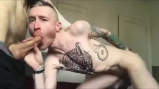 Skinny Twink nimmt es Bareback