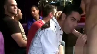 Geile Jungs probieren Schwänze in der Öffentlichkeit