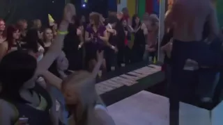 Amateur girls sucking male strippers in htclub