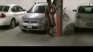 Grosse pute prise dans un parking