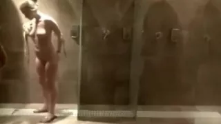 Wunderschöne Milfs in einem öffentlichen Duschraum