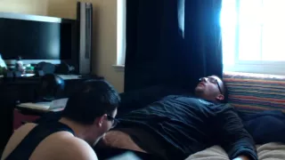 Nerdy asiatischer Junge bläst nerdy weißen Jock