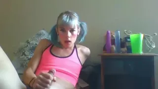 Süße Transe wichst vor der Kamera