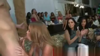 Cfnm Damen lieben es, den Schwanz des Strippers zu lutschen