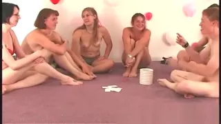 Amateur teens shake their asses