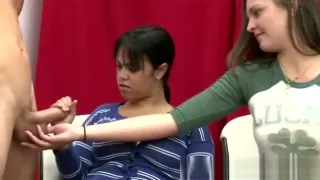 Amateur-Babes der Kunstklasse schauen sich CFNM-Jungs an