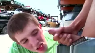 Dreckiger öffentlicher Twink bekommt eine Gesichtsbehandlung