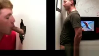 Amateur schwuler Kerl trickst Hetero zum Blowjob im Gloryhole