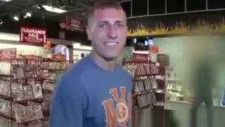 Hetero Kerl liebt seinen Blowjob durch das Gloryhole