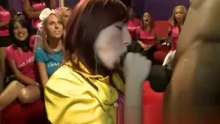 Cfnm bachelorette Mädchen bekommen Gesichtsbehandlungen von Bärenstrippern