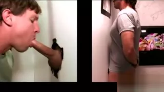 Heterosexueller Kerl wird beim Schwanzlutschen im Gloryhole überlistet