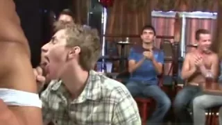Kerle tanzen nackt für Blowjobs von einer Gruppe geiler Jungs