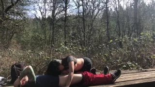 Sinnlicher Kopf auf einer Brücke