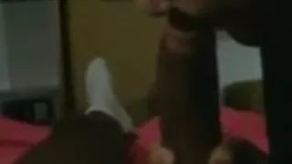 Muslimische Kopftuch Frau saugt schwarzen Schwanz