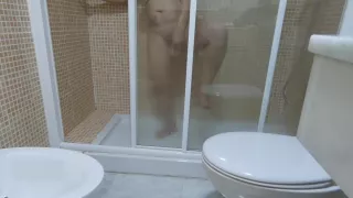 Kleine Schwester beim Masturbieren in der Dusche erwischt