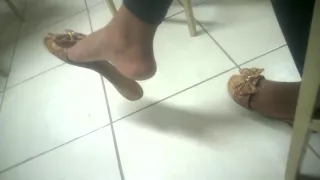 Candid dangling ebony foot in college faceshot - Feet 38