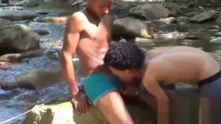 Zwei süße, sexy und junge Latinos über dem tropischen Fluss.