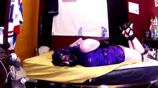 Purpurhaarige Jungfrau gefesselt für Lösegeld