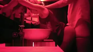 Italiana scopata a pecorina nel bagno della discoteca da uno sconosciuto