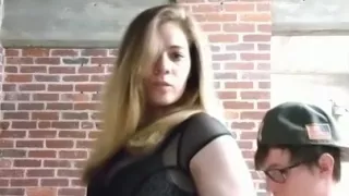 In der Fabrik gefangen, aber sie reitet weiter, bis er in ihr abspritzt OMG