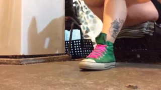 Dosen mit Turnschuhen zertreten