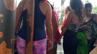 Novinha magrinha gostosa no ponto de onibus