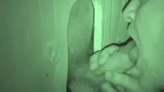 Schwuler Amateur, der seinen Schwanz im Glory Hole oral befriedigt