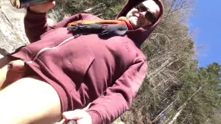 Weicher, kleiner Penis mit entblößter Vorhaut in der Öffentlichkeit