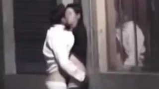 Une brunette en jeans se fait doigter dans la rue exhib