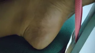 Candid Ebony schmutzige Sohlen College Füße in Flip-Flops