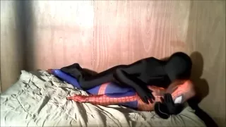 Der Froschmann mit der Gasmaske zieht sein schwarzes Spandex aus, um Spiderman zu besiegen