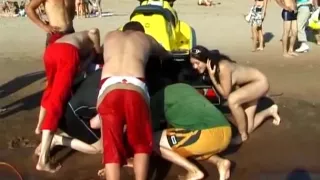 Kurvige junge Nudistin lässt die Sonne ihren Körper küssen