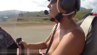 Blondine fliegt Gyrocopter nackt in der Öffentlichkeit