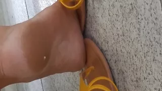 Candid dirty soles in the beauty salon