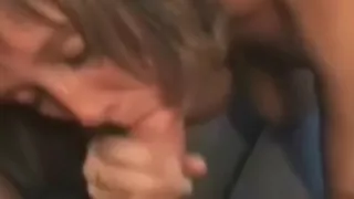 Saftige Frau saugt und reitet ihren Mann