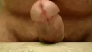 gekrümmter dicker geiler kleiner Schwanz Buckel auf Thekenplatte riesiger Kopf