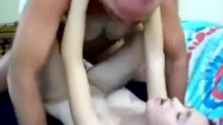 jovencita hermosa con viejo