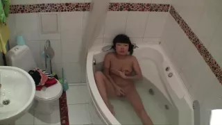 Badewannen-Masturbation des atemberaubenden asiatischen Mädchens